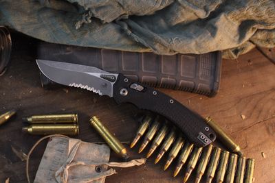 Microtech Amphibian 3.9" Ram-Lok Folder / Fluted Black G-10 / Apocalyptic Serrated M390MK ( Pre Owned )