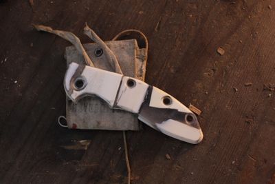 3DK Hinderer XM-18 3.5" Composite Walrus Ivory Show Scale #2