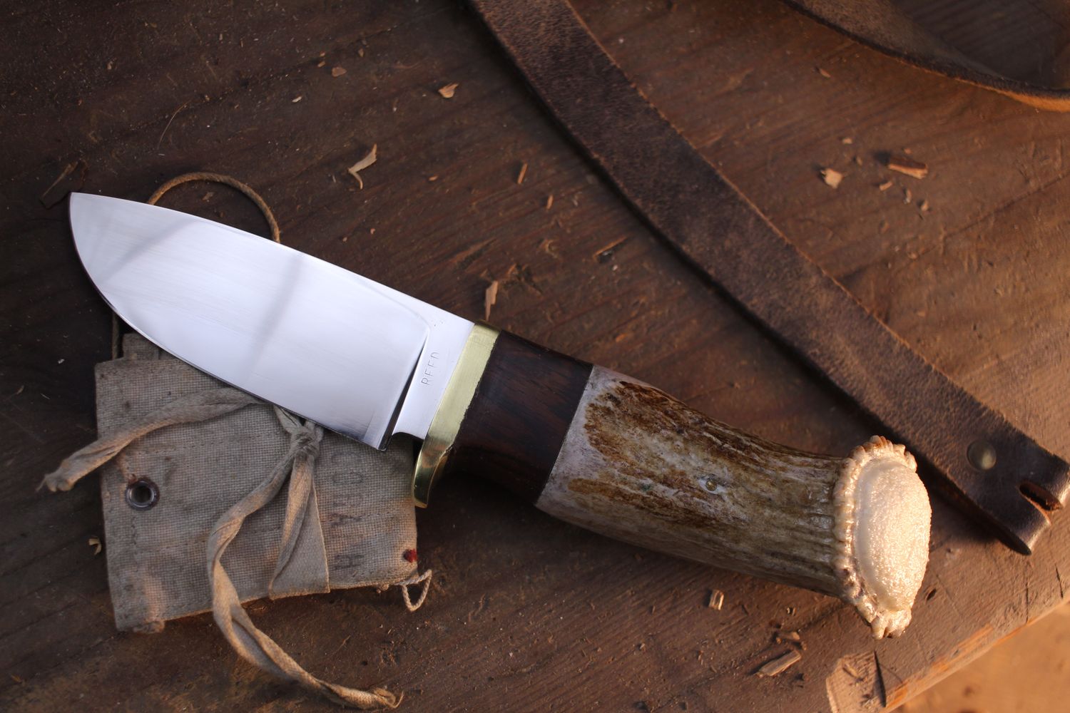 David Reed Groß Jager Messer 3.75" Fixed Blade / Elk Antler &amp; Walnut With Brass Single guard / Polished Drop Point 440C