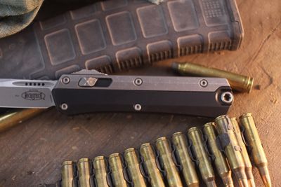 Microtech Glykon T/E 3.75" OTF AUTO / Black Aluminum &amp; Titanium Overlay / Apocalyptic M390MK ( Pre Owned )