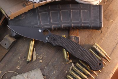 Spyderco Military 2 4" Compression Lock Folder / Black G-10 / Black DLC MagnaCut ( Pre Owned )