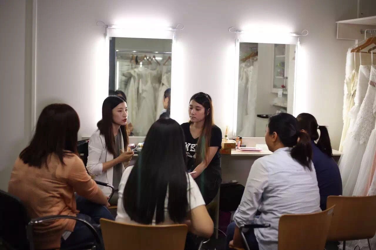 第一节 护肤要点 底妆顺序，不同肤质的隔离选择v 如何画出自然眉型 挑选口红原则与画法