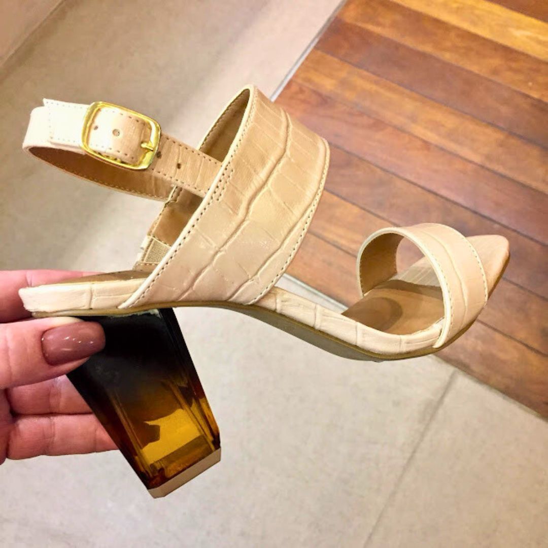 Sandália Creme em Tiras com Salto Acrílico
