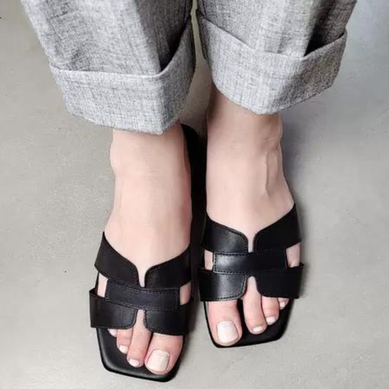 Sandália Rasteira Preta Helen Em Tira H