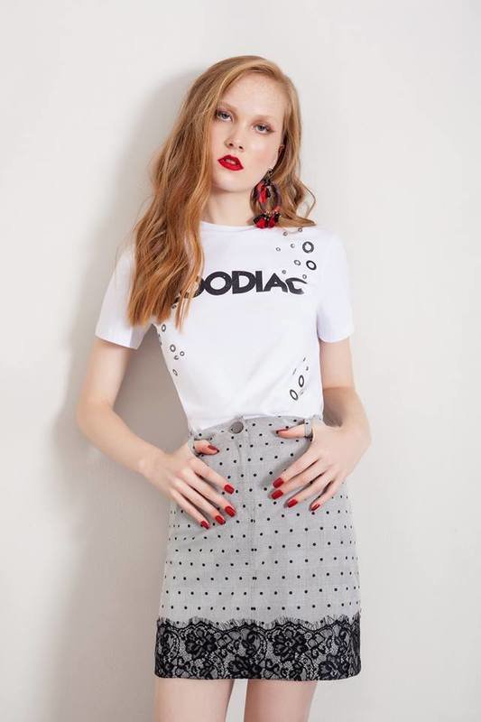 Blusa T-Shirt de Malha Detalhe Ilhos