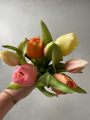 Tulpenboeket zalm/roze/wit mix  31 cm