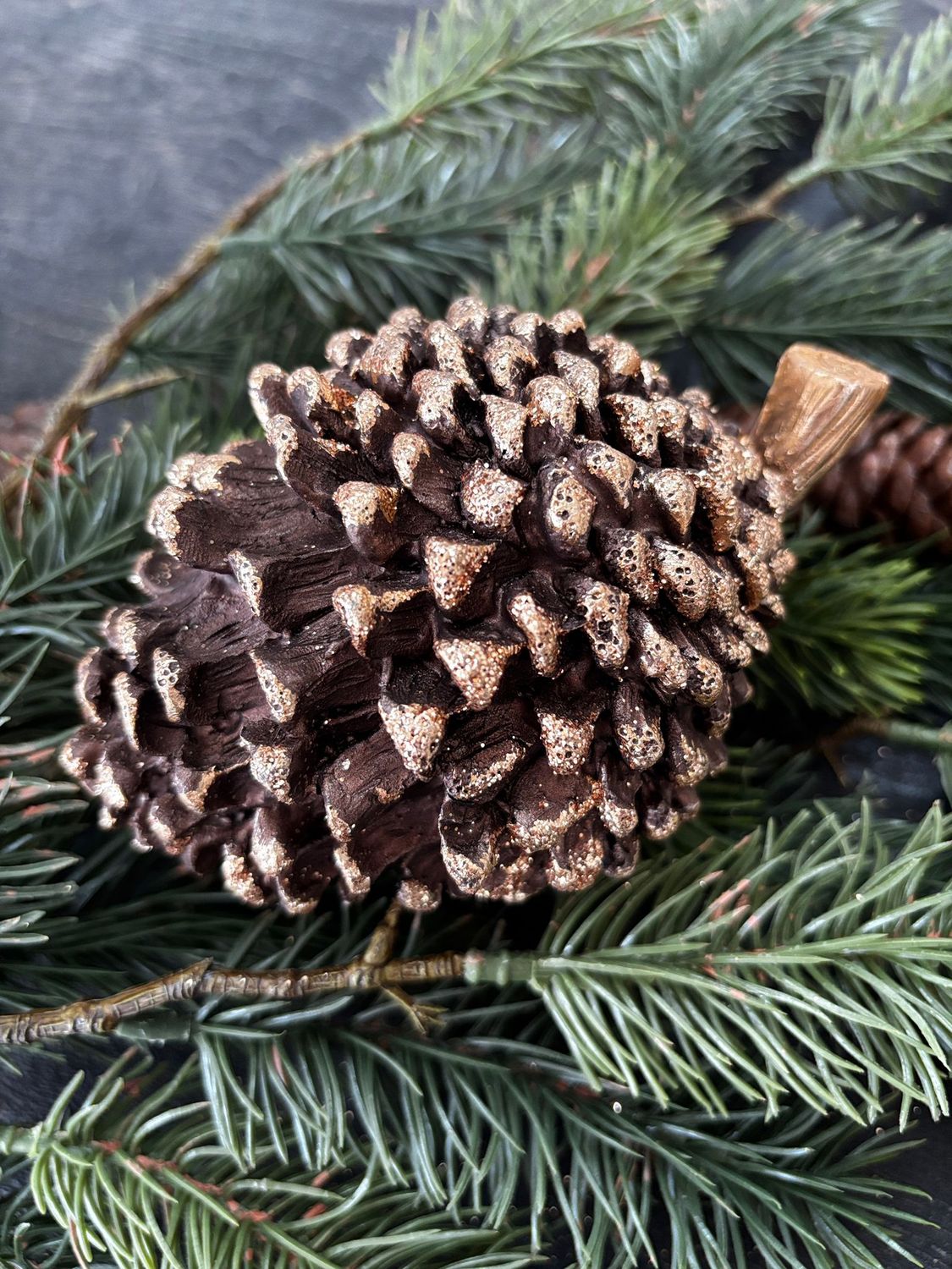 Gouden dennenappel decoratie bruin 14 cm