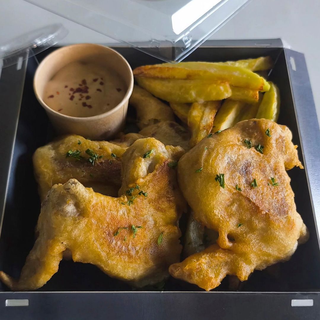 ALITAS en Tempura con patatas y salsa