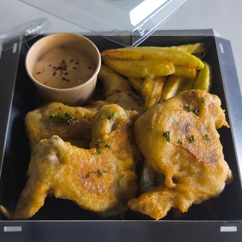 ALITAS en Tempura con patatas y salsa