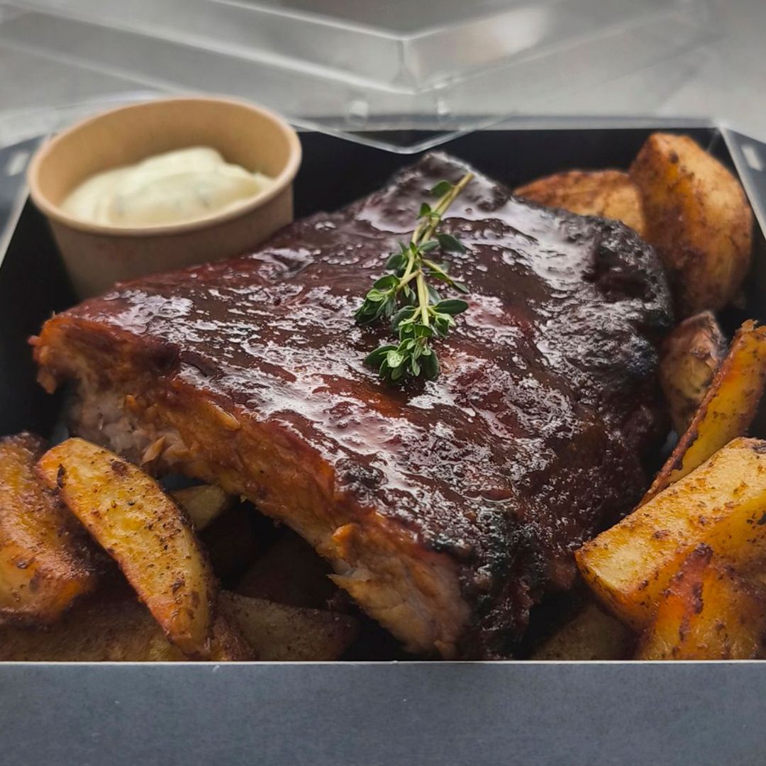 COSTILLAS glaseadas con patatas y alioli
