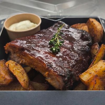 COSTILLAS glaseadas con patatas y alioli