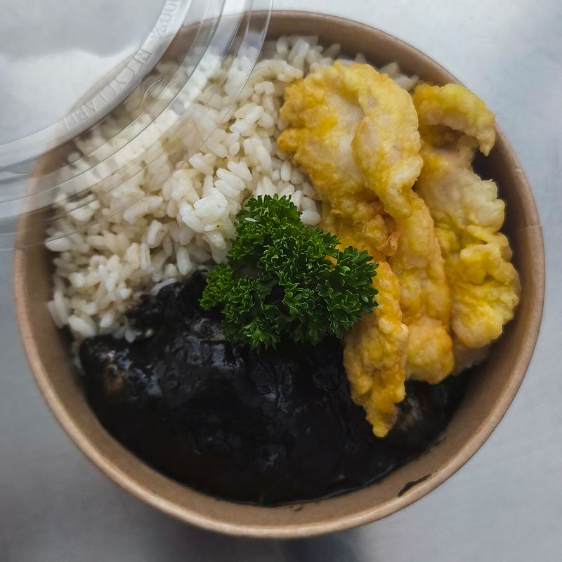 Chipirones en su tinta con arroz y merlucitas albardadas