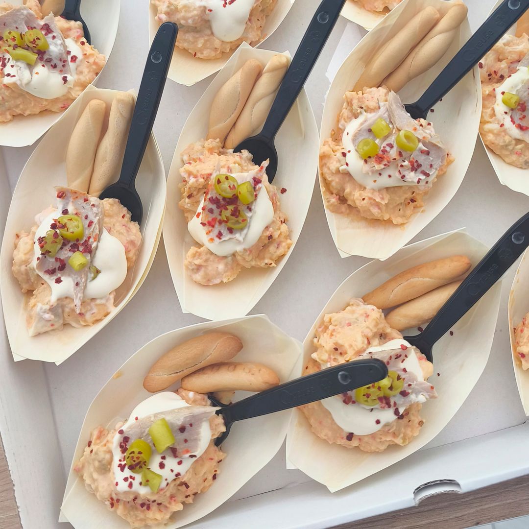 Ensaladilla de Pimientos del Piquillo, con Ventresca de Atún y Piparras en Barquita / Unidad Ensaladilla de Pimientos del Piquillo, con Ventresca de Atún y Piparras en Barquita / Unidad