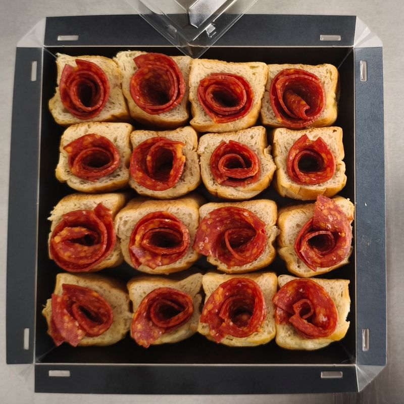 Caja Mini Brioches con chorizo de Pamplona / 16 Unidades Caja Mini Brioches con chorizo de Pamplona / 16 Unidades