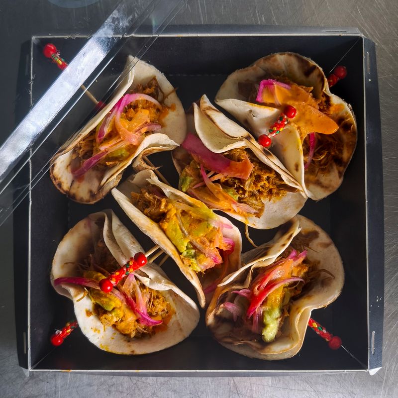 Caja Mini Tacos de Cochinita Pibil con Guacamole y Cebolla Encurtida / 6 Unidades Caja Mini Tacos de Cochinita Pibil con Guacamole y Cebolla Encurtida / 6 Unidades
