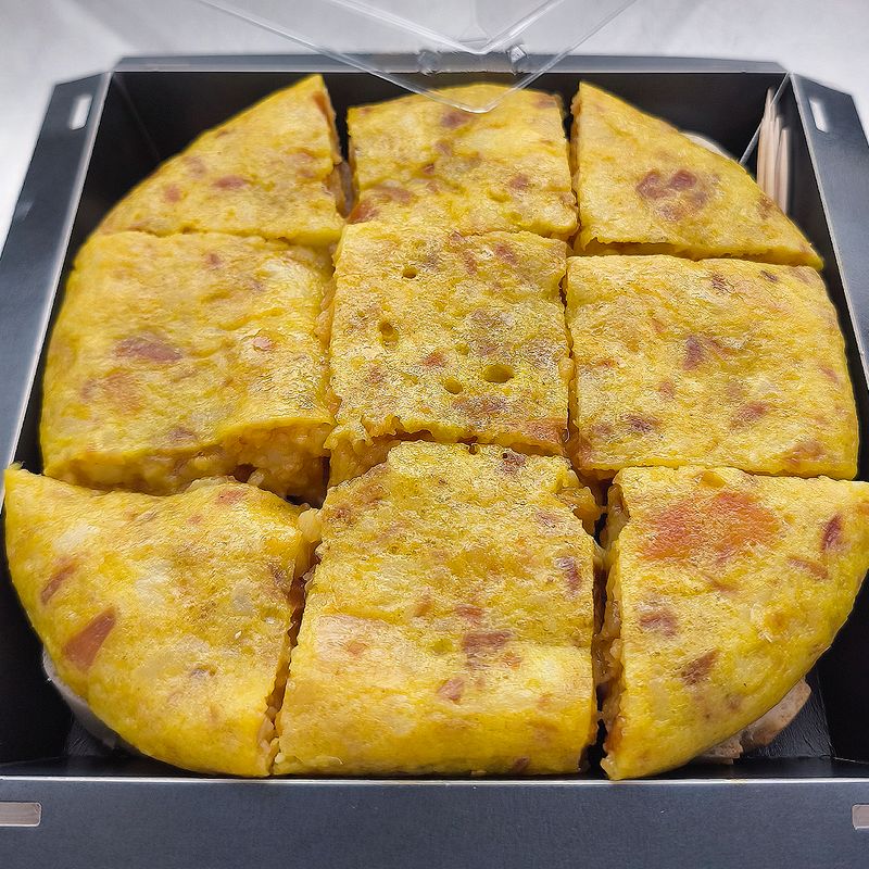 Caja de Tortilla con Cebolla Frita y Caramelizada / 9 pintxos Caja de Tortilla con Cebolla Frita y Caramelizada / 9 pintxos