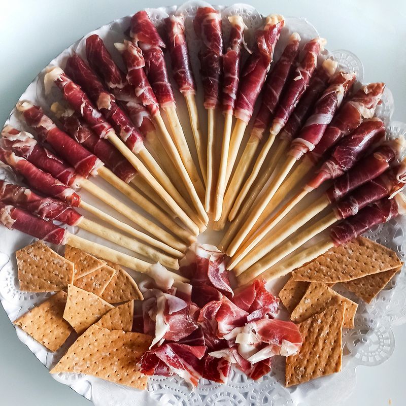 Palito de Pan envuelto con Jamón Ibérico / Unidad Palito de Pan envuelto con Jamón Ibérico / Unidad