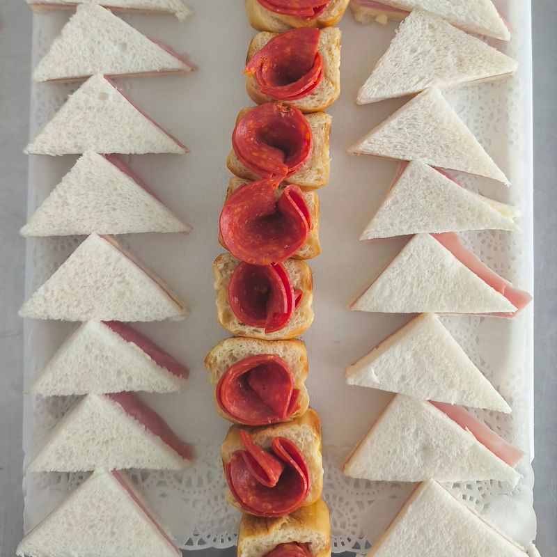 30 Mini Sandwiches de Jamón y Queso y Brioche con Chorizo de Pamplona / Bandeja Mixta 30 Mini Sandwiches de Jamón y Queso y Brioche con Chorizo de Pamplona / Bandeja Mixta