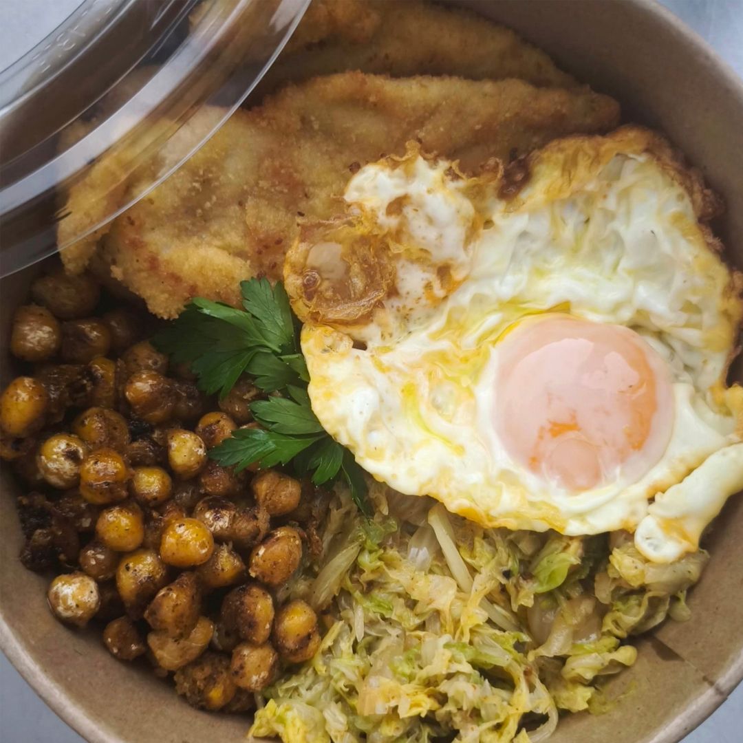Plato Combinado con Pollo, Garbanzos, Col y Huevo frito Plato Combinado con Pollo, Garbanzos, Col y Huevo frito