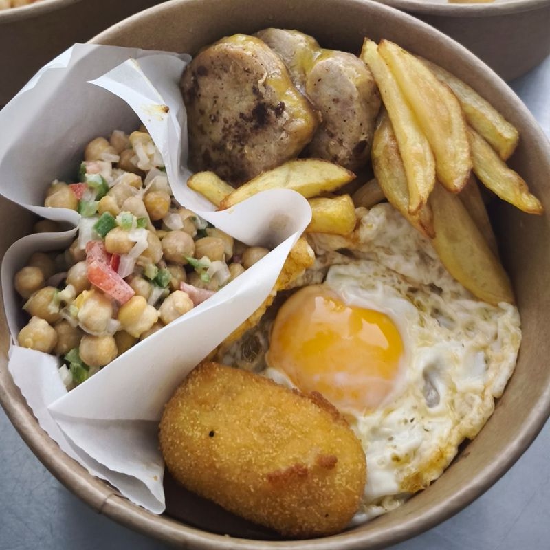 Plato Combinado con Solomillo de Cerdo, Ensalada de Garbanzos, Croqueta, Patatas y Huevo frito