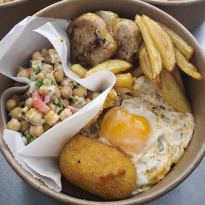 Plato Combinado con Solomillo de Cerdo, Ensalada de Garbanzos, Croqueta, Patatas y Huevo frito