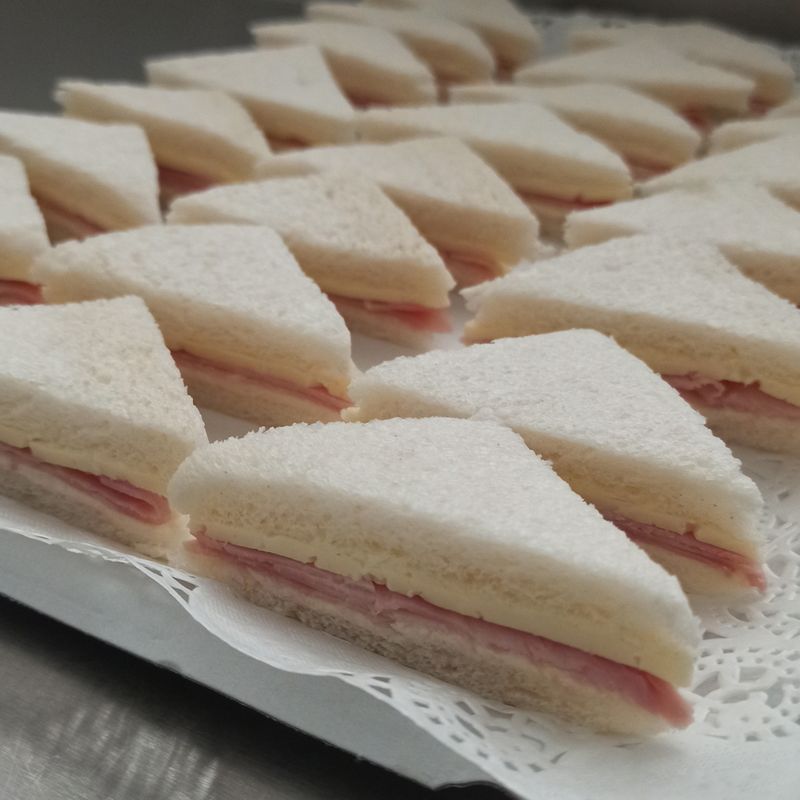 30 Mini Sandwiches Mixtos de Jamón y Queso / Bandeja 30 Mini Sandwiches Mixtos de Jamón y Queso / Bandeja