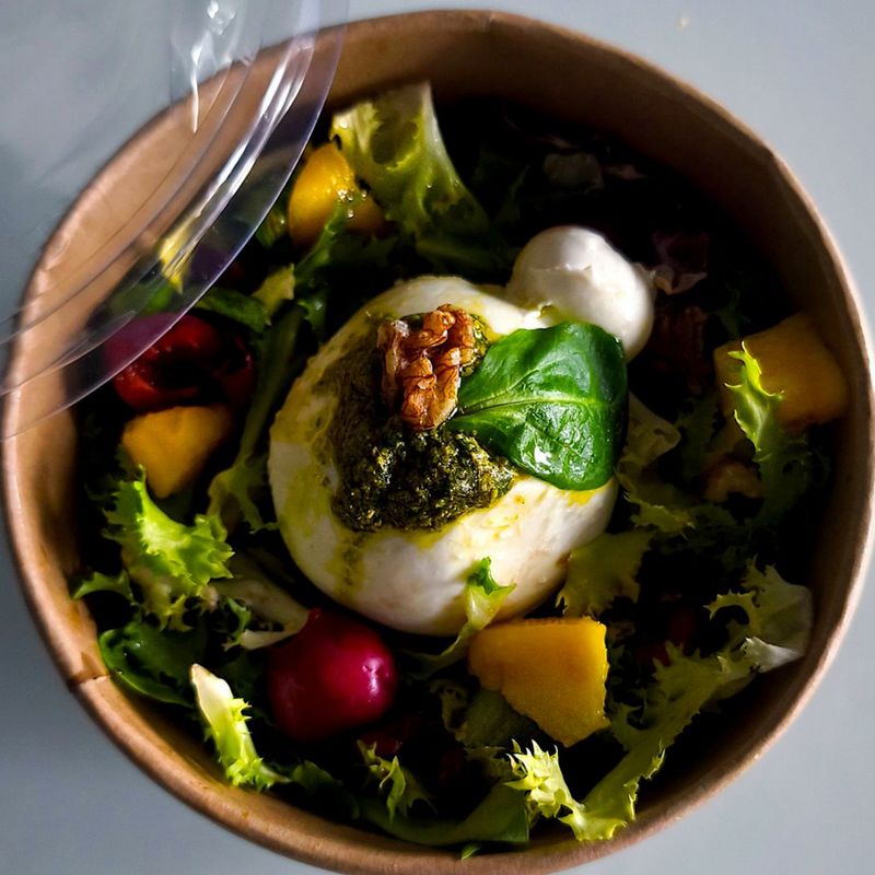 Ensalada de Burrata rellena de Pesto con Mango, Cerezas y Nueces Ensalada de Burrata rellena de Pesto con Mango, Cerezas y Nueces