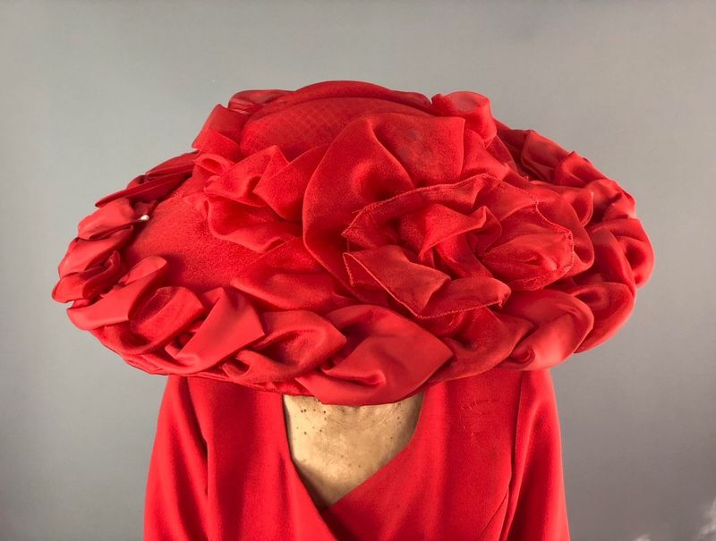 SUSAN HILLARY - THE PRATT IN THE HAT