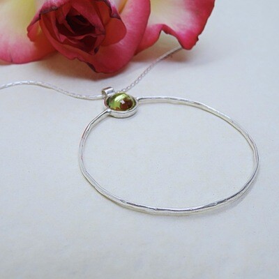 Shiny silver pendant - Peridot stone Shiny silver pendant - Peridot stone