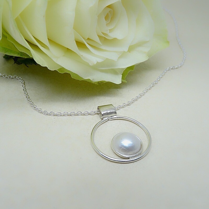 Shiny silver pendant - freshwater pearl