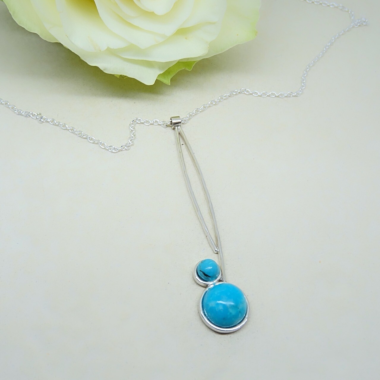 Shiny silver pendant - Turquoise stones