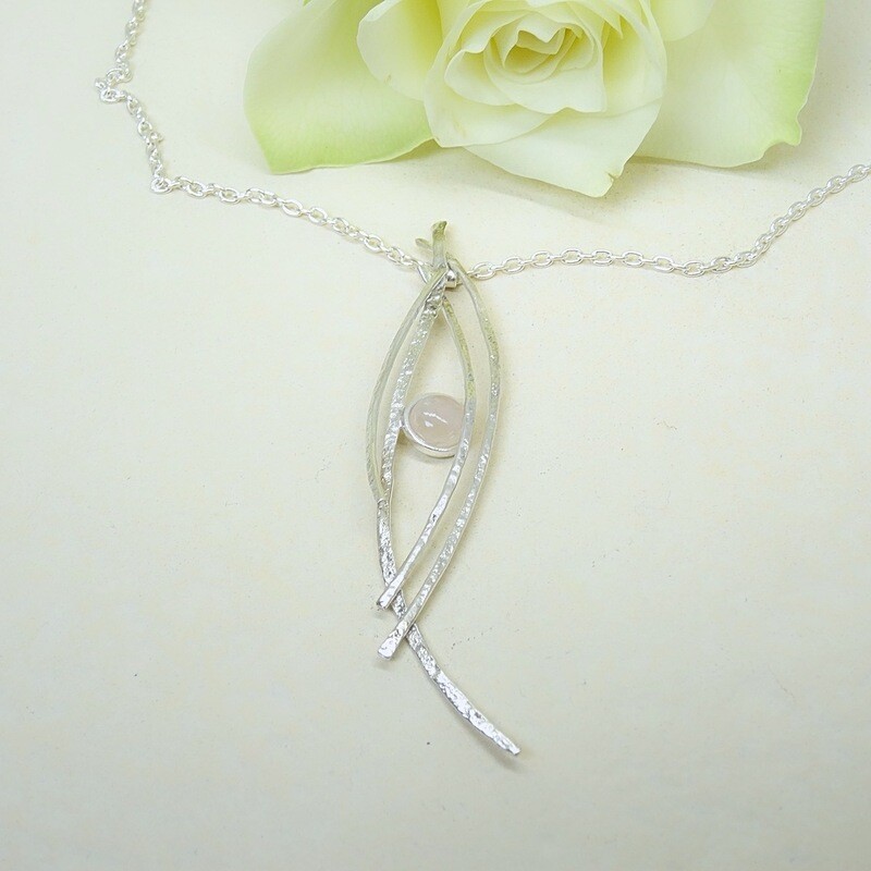 Silver hammered pendant - Pink Quartz stone