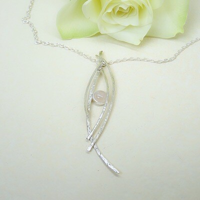 Silver hammered pendant - Pink Quartz stone