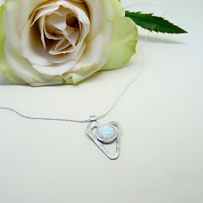 Hammered silver pendant - White Opale stone Hammered silver pendant - White Opale stone