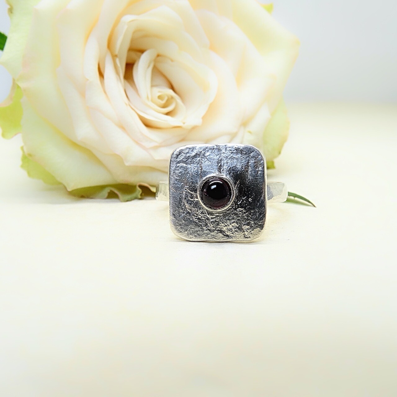 Silver ring - Garnet stone
