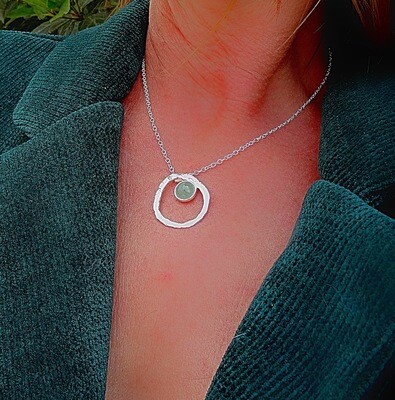 Zilveren hanger met Aventurine steen. Afgewerkt in steen hamerslag. Handgemaakt door juweel ontwerper Harry TiLLEY.