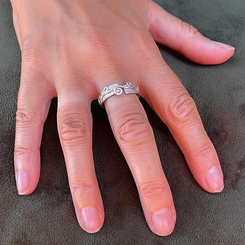 Zilveren ring - krulletjes ontwerp - Handgemaakt door Harry TiLLEY