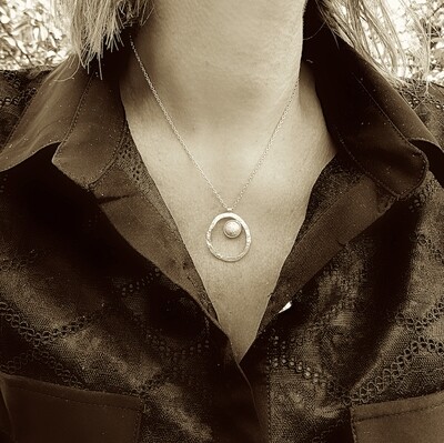 Verguld zilveren hanger met Aventurine. Afgewerkt in steen hamerslag. Handgemaakt door juweel ontwerper Harry TiLLEY.