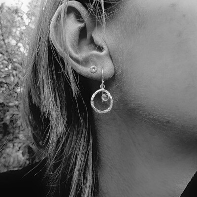 Verguld zilveren oorbellen - Hamer steenslag afwerking - cirkel vorm - Labradorite steen - Handgemaakt - Harry TiLLEY
