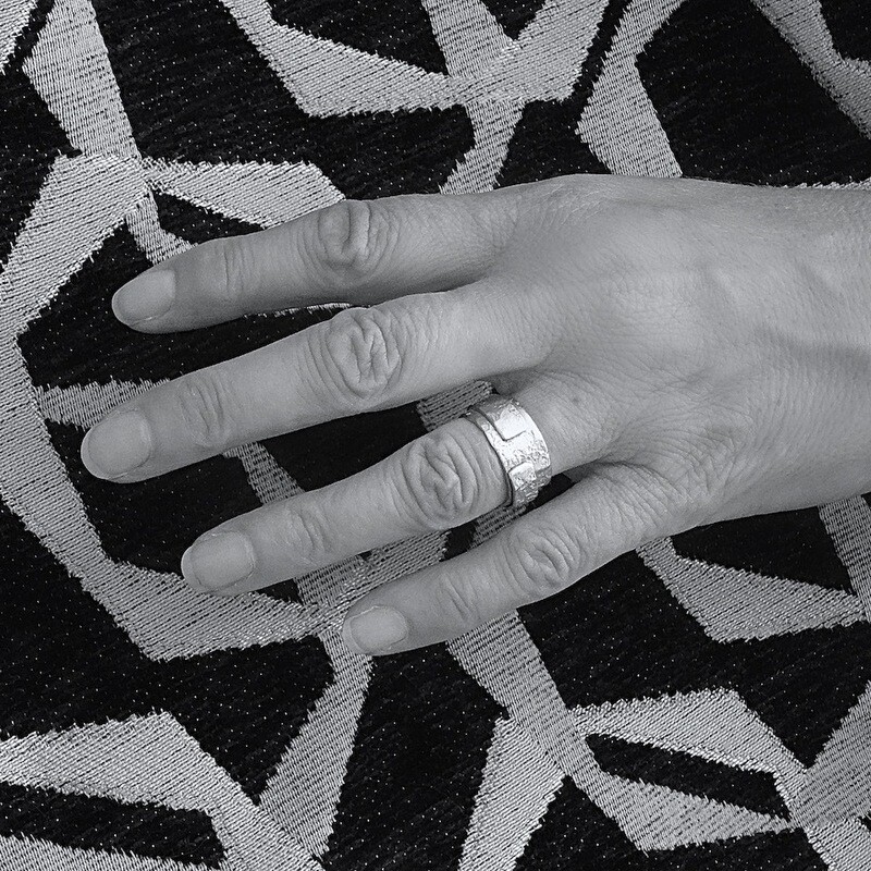 Verguld zilver ring - Hamer steenslag motief - Handgemaakt door Harry TiLLEY