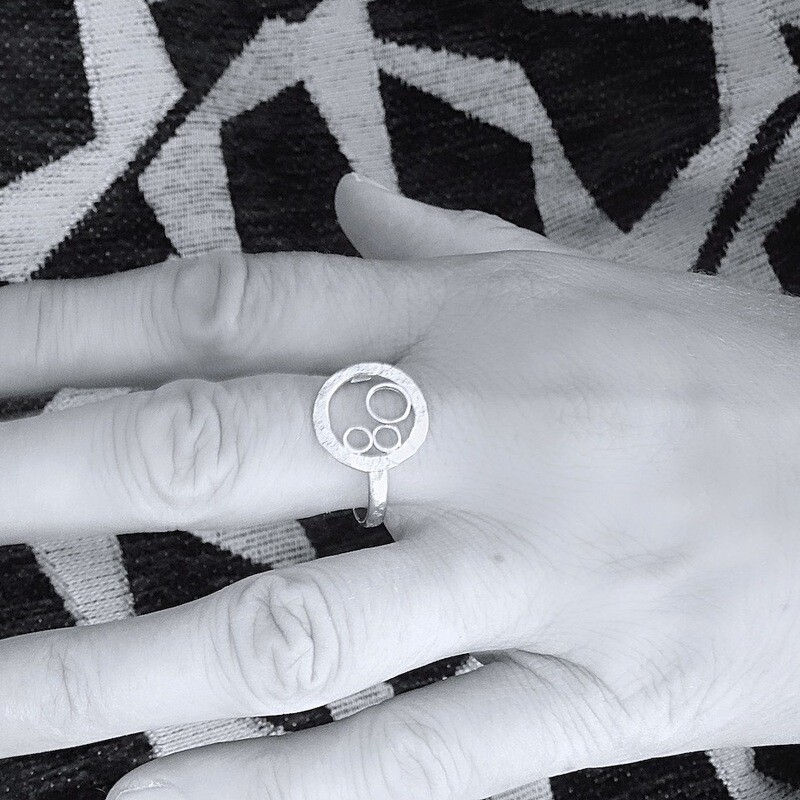 Verguld zilver ring - Hamer steenslag motief - Cirkel vorm. Handgemaakt door Harry TiLLEY