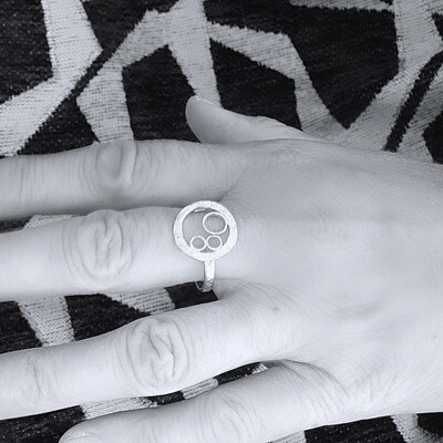 Verguld zilver ring - Hamer steenslag motief - Cirkel vorm. Handgemaakt door Harry TiLLEY