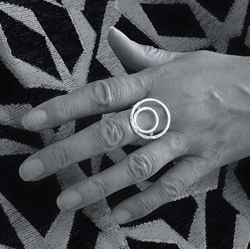 Zilveren ring - Hamer steenslag motief - Handgemaakt door Harry TiLLEY