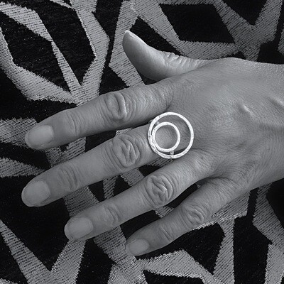 Zilveren ring - Hamer steenslag motief - Handgemaakt door Harry TiLLEY