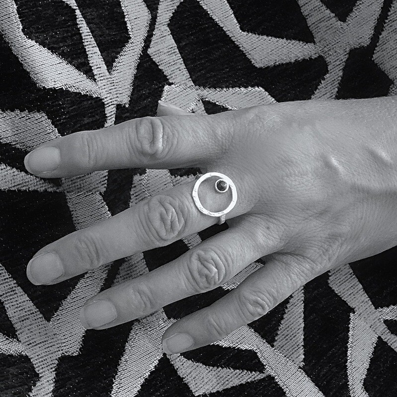Zilveren ring - Hamer steenslag motief - Lapis Lazuli steen - Handgemaakt door Harry TiLLEY