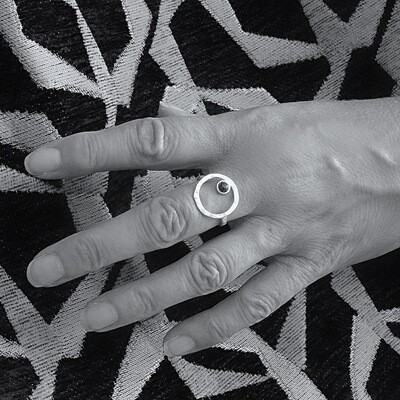 Zilveren ring - Hamer steenslag motief - Lapis Lazuli steen - Handgemaakt door Harry TiLLEY