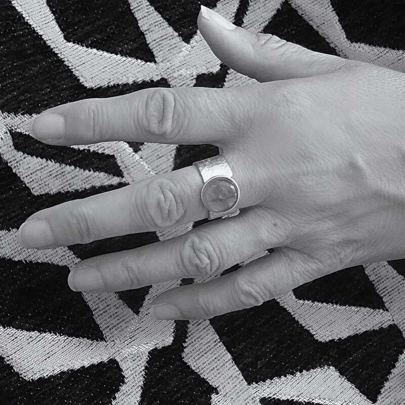 Zilver vergulde ring - Labradoriet steen - Hamer steenslag motief - Handgemaakt door Harry TiLLEY