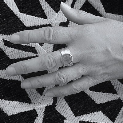 Zilver vergulde ring - Labradoriet steen - Hamer steenslag motief - Handgemaakt door Harry TiLLEY
