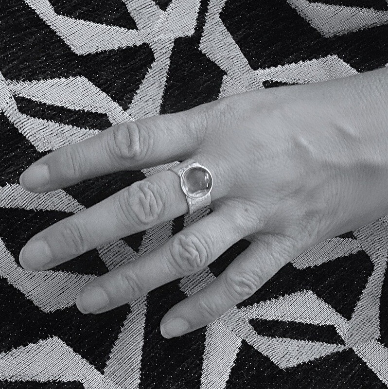 Zilveren ring - Peridot steen - Hamer steenslag motief - Handgemaakt door Harry TiLLEY