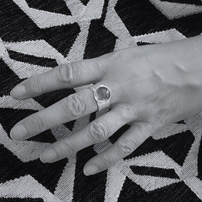 Zilveren ring - Peridot steen - Hamer steenslag motief - Handgemaakt door Harry TiLLEY